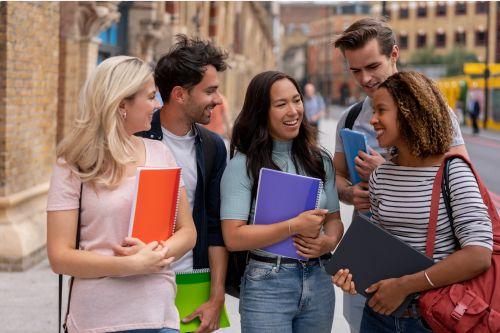 Studierende bei einem kompletten Auslandsstudium