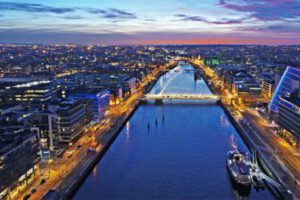 Möglichkeit Auslandsstudium mit Blick auf den Fluss Liffey im irischen Dublin