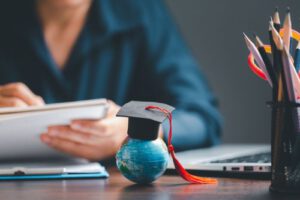 Studierender macht Notizen zu den Möglichkeiten Auslandsstudium