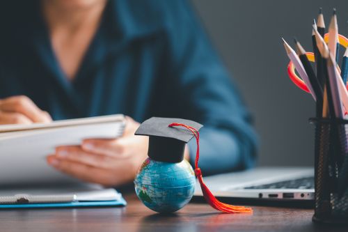 Studierender macht Notizen zu den Möglichkeiten Auslandsstudium