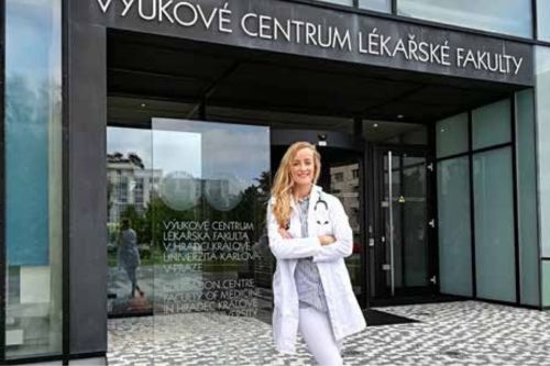 Medizinstudium an der Karls-Universität - Anna vor der Medizinischen Fakultät in Hradec Kralove