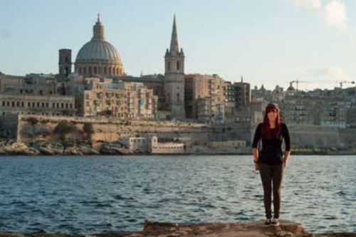 Laura vor dem Panorama von Valetta - Journalistik-Studium auf Malta
