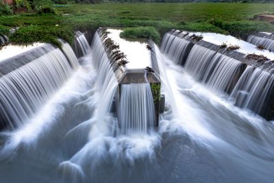 Kaskadierende Wasserfälle